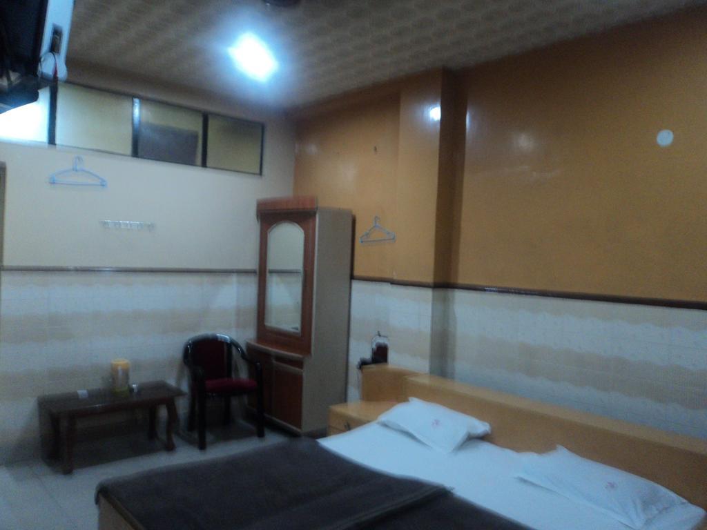 Hotel Jyoti Varanasi Room photo