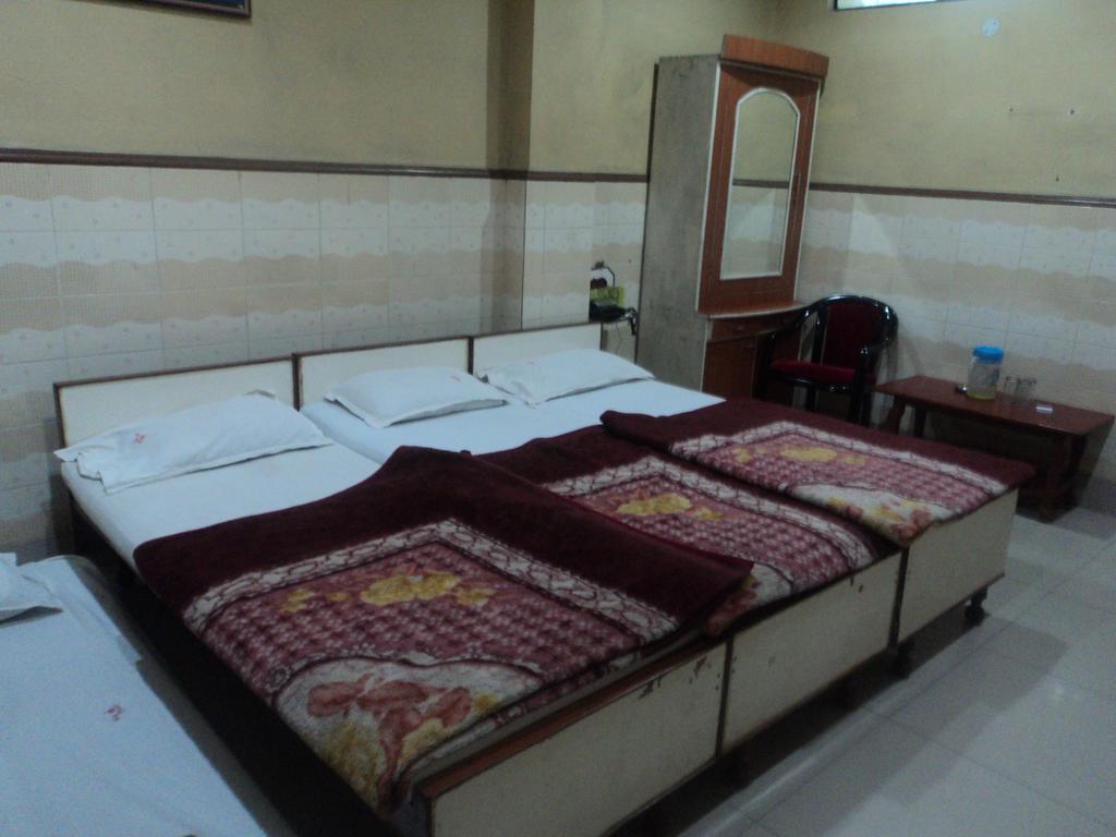 Hotel Jyoti Varanasi Room photo